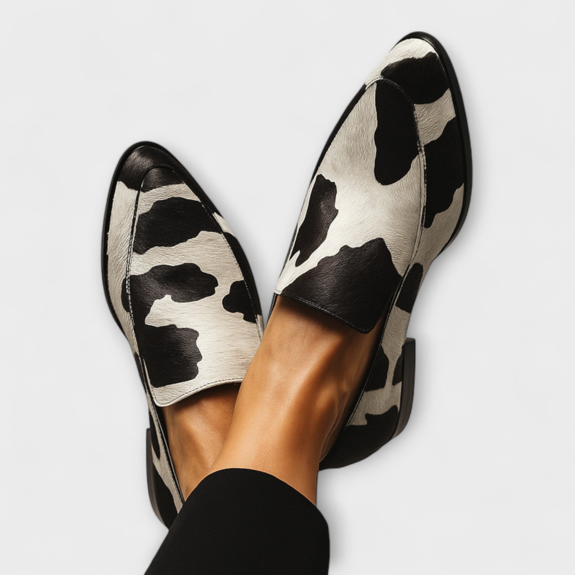 Black and White / 9 UK | 42 EU